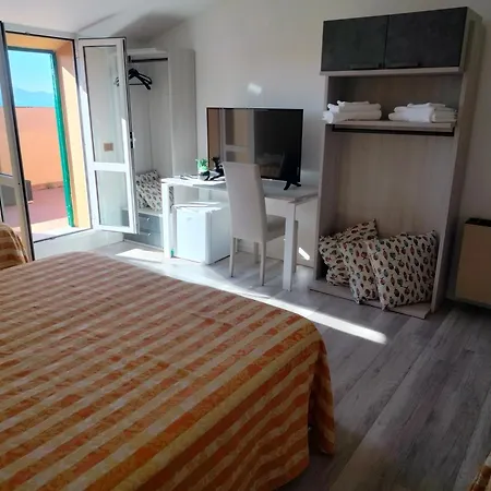 Hotel Centrale Πιομπίνο