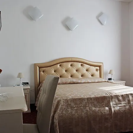 Hotel Centrale Πιομπίνο