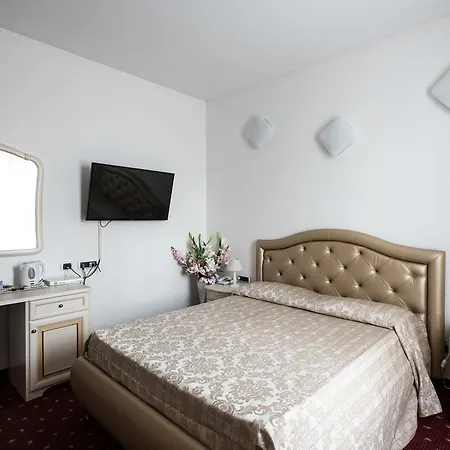 Hotel Centrale Πιομπίνο
