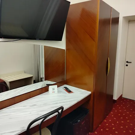 Hotel Centrale ピオンビーノ