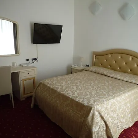 ホテル Hotel Centrale ピオンビーノ