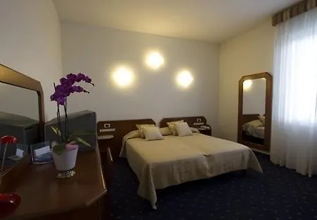 ホテル Hotel Centrale ピオンビーノ