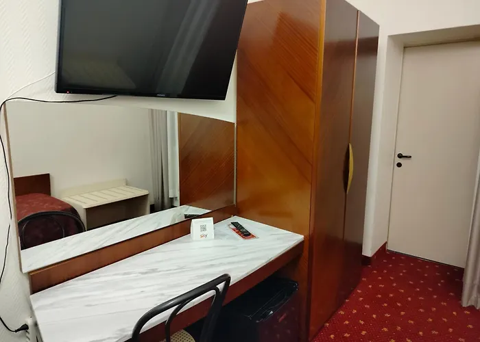 Hotel Centrale Πιομπίνο