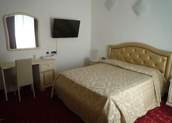 Hotel Centrale Ξενοδοχείο Πιομπίνο