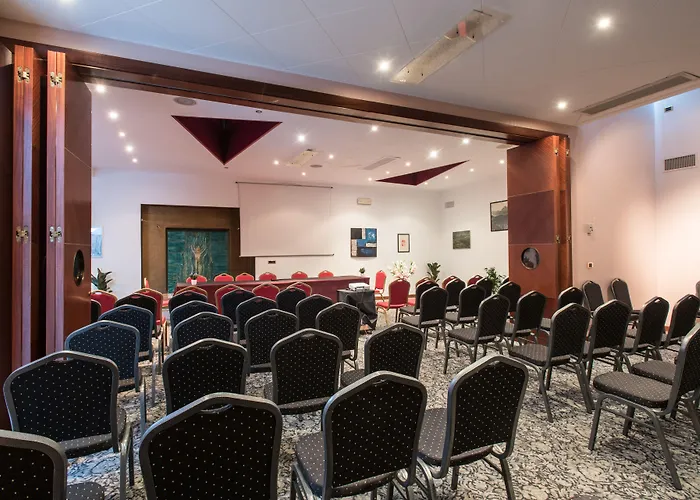 Hotel Centrale 4* Πιομπίνο