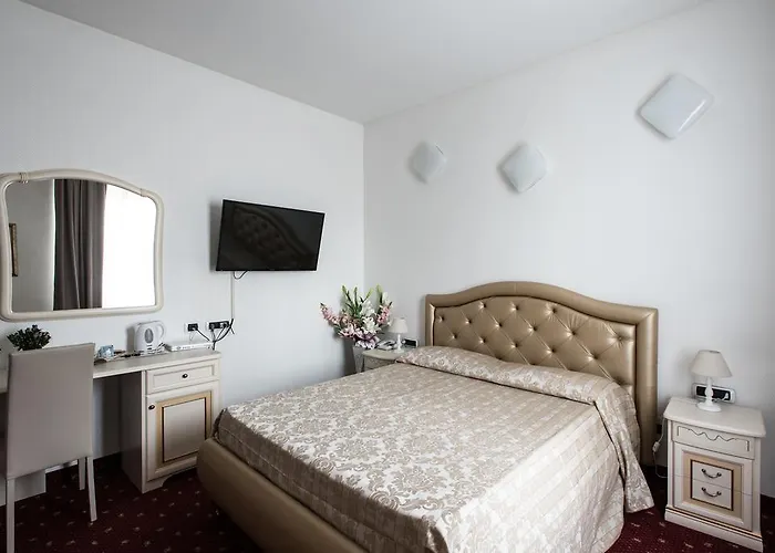 Hotel Centrale Πιομπίνο