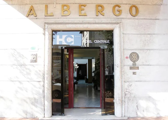 فندق Hotel Centrale بيومبينوا